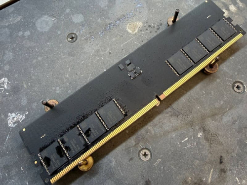 Энтузиаст собственноручно создал модуль памяти DDR5-6400 на 32 Гбайта