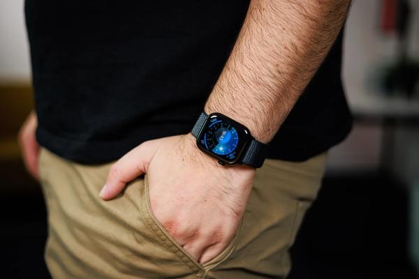 Обзор Apple Watch Series 11: лучшие часы, слабая батарея