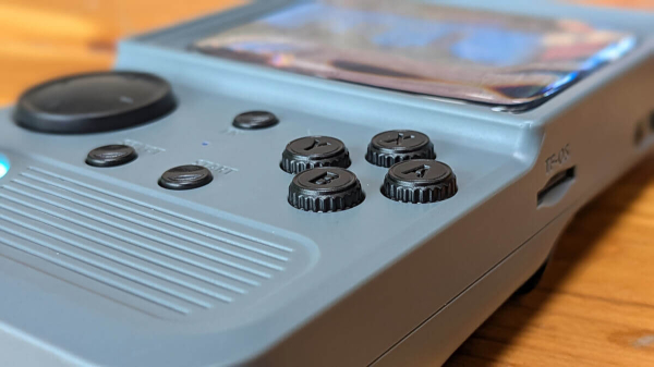 Обзор Game Console R36T &mdash; странная ретро-консоль с линзой