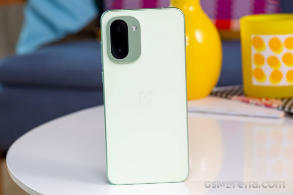 Обзор OnePlus 15R: топовая скорость и автономность Обзор OnePlus 15R: топовая скорость и автономность