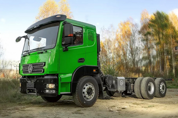 В России начали выпускать грузовик, очень похожий на MAN: марка Uraman представила универсальное шасси с подъёмной осью