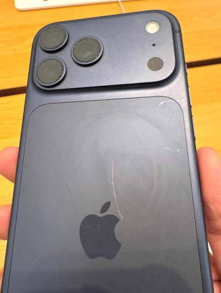 Новый iPhone 17 Pro оказался слишком хрупким: корпус трескается даже под чехлом ( 5 фото )