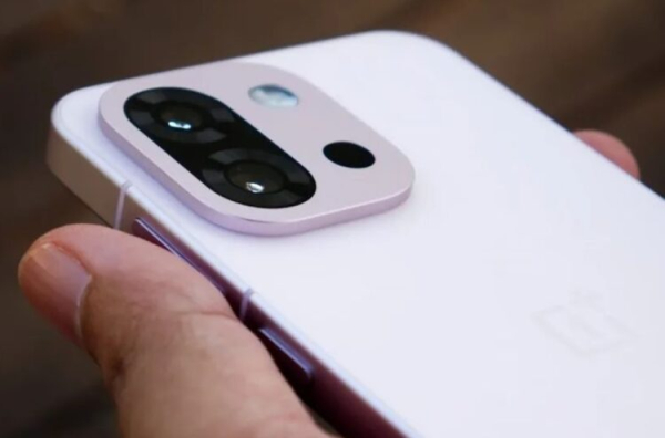 Я пользовался десятками смартфонов, но не могу принять эту моду