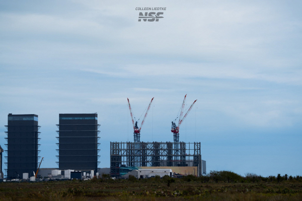 Это будет одно из крупнейших сооружений в мире. Гигантский Gigabay для массового производства Starship уже начали обшивать