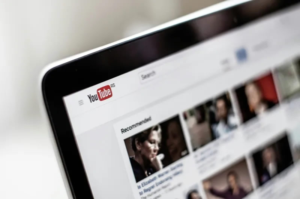 YouTube включил ИИ-дубляж для всех &mdash; в том числе с английского на русский и обратно 