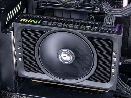 Colorful iGame RTX 5070 Mini с одним вентилятором не сильно горячее эталонной Founders Edition