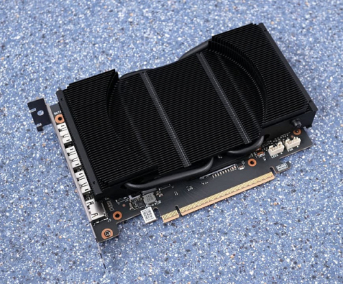 Colorful iGame RTX 5070 Mini с одним вентилятором не сильно горячее эталонной Founders Edition