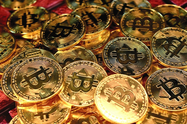 Биткоин рухнул ниже $67 000 &mdash; инвесторы напуганы и устроили распродажу 