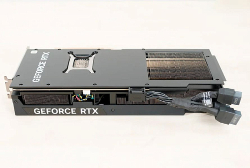 Dell предпочитает намертво фиксировать разъём 12V-2x6 в своих готовых ПК