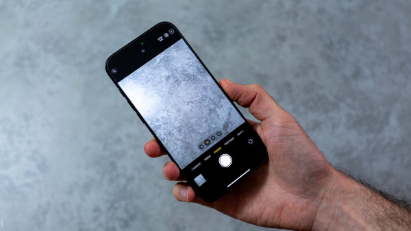 Лучшие камеры для съемки при слабом освещении в 2026 году