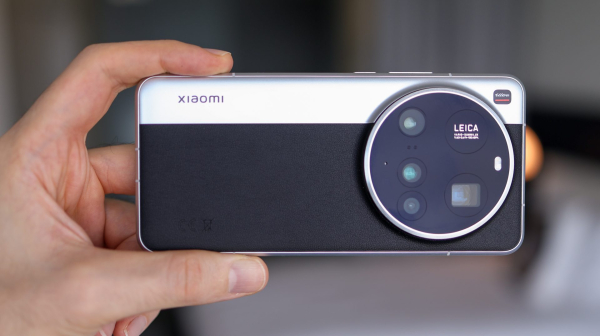 Лучшие камеры для съемки при слабом освещении в 2026 году