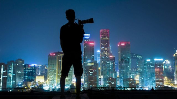 Лучшие камеры для съемки при слабом освещении в 2026 году