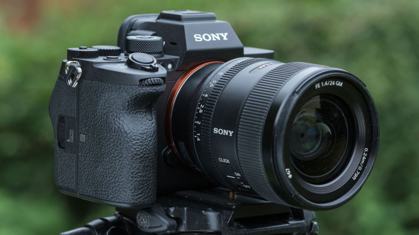 Лучшие камеры для съемки при слабом освещении в 2026 году