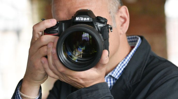 Лучшие камеры для съемки при слабом освещении в 2026 году