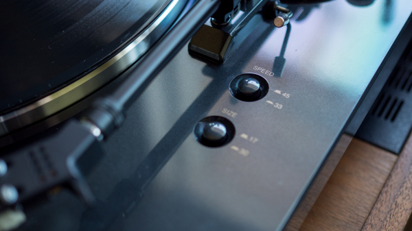Обзор Denon DP-300F — удобный проигрыватель пластинок Обзор Denon DP-300F — удобный проигрыватель пластинок