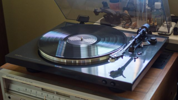 Обзор Denon DP-300F — удобный проигрыватель пластинок Обзор Denon DP-300F — удобный проигрыватель пластинок