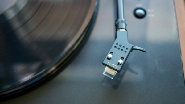 Обзор Denon DP-300F — удобный проигрыватель пластинок Обзор Denon DP-300F — удобный проигрыватель пластинок