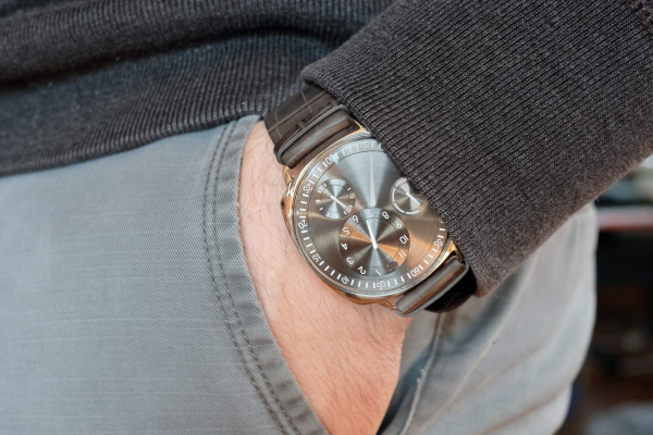 Обзор Ressence Type 1 Squared: новый квадратный корпус