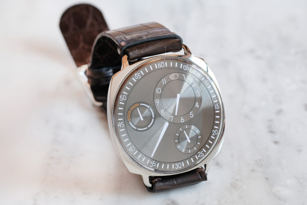 Обзор Ressence Type 1 Squared: новый квадратный корпус