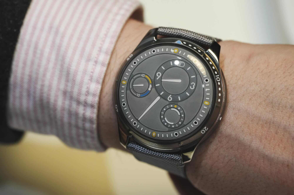 Обзор Ressence Type 5 L: полный люм и масляный дисплей