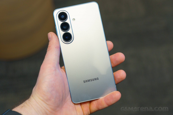 Обзор Samsung Galaxy S26 Ultra, S26 Plus и S26: сравнение и цены в России