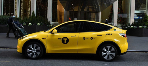 Роботакси Tesla продолжают попадать в дурацкие аварии чаще, чем обычные водители