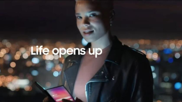 Samsung показала в новом рекламном ролике Galaxy Z Fold 3 с подэкранной камерой? И опять подколола Apple Samsung показала в новом рекламном ролике Galaxy Z Fold 3 с подэкранной камерой? И опять подколола Apple