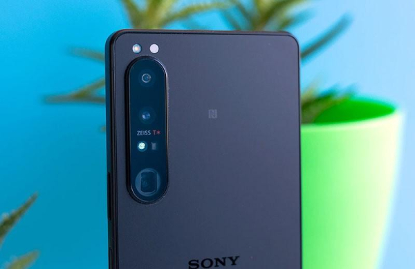Обзор Sony Xperia 1 IV: флагманского смартфона и революционного камерофона