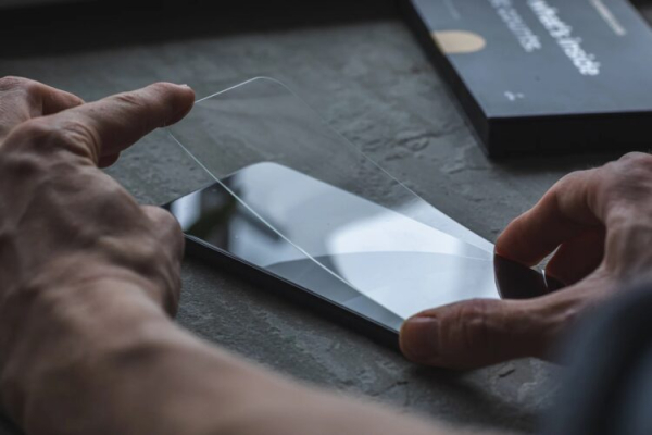 Нужно ли клеить защитное стекло на смартфон