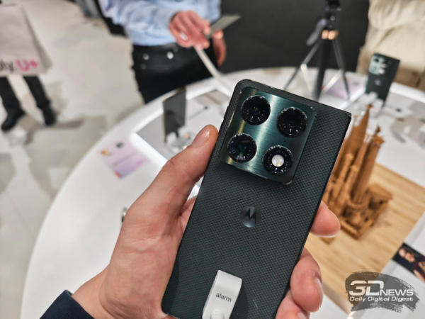 Motorola продемонстрировала складной смартфон Razr Fold 