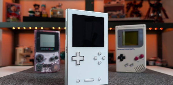 Обзор Pocket VERT &mdash; консоль для фанатов Game Boy и цены в России