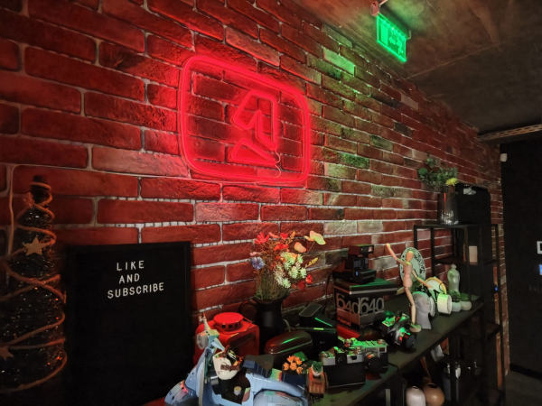 Обзор Xiaomi 17: шаблонный, но совершенно безупречный дизайн