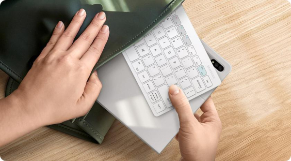 Samsung представила клавиатуру для миллениалов: портативная Smart Keyboard Trio 500 работает с тремя устройствами одновременно