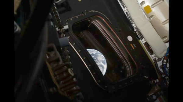 Земля в иллюминаторе видна: командир лунной миссии Artemis II прислал захватывающие фотографии нашей планеты 