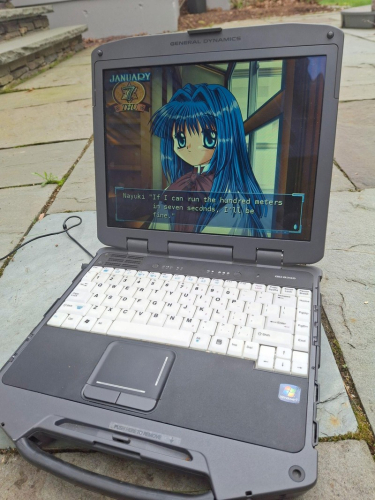 Геймер нашел старый ноутбук военных и теперь использует его для эроге