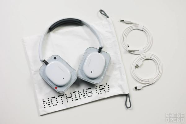 Обзор Nothing Headphone (a) в Москве &mdash; я влюбилась в этот сай-фай дизайн