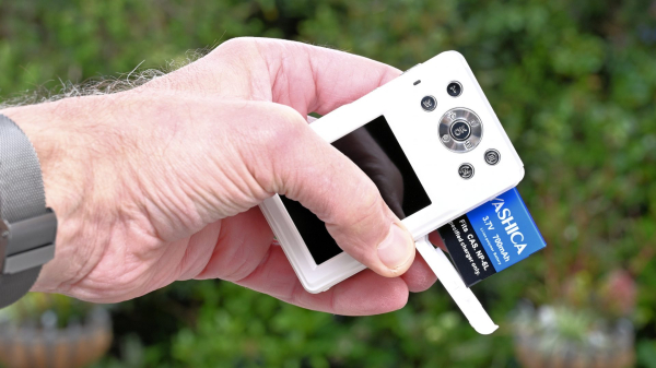 Обзор Yashica DigiPix 100: как колода игральных карт