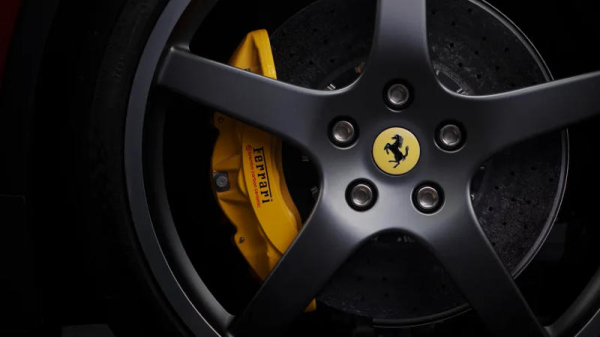 Ferrari представила свой первый электромобиль Luce — с дизайном от Джони Айва и ценой €550 000 Ferrari представила свой первый электромобиль Luce — с дизайном от Джони Айва и ценой €550 000