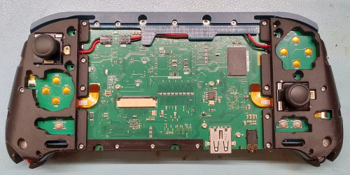 Инженер потратил 4 года на разработку собственной портативной PlayStation 2 с кастомной материнской платой и оригинальными чипами консоли Инженер потратил 4 года на разработку собственной портативной PlayStation 2 с кастомной материнской платой и оригинальными чипами консоли