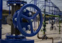 Путин поручил определить оптовую цену газа для Мурманской области и Карелии
