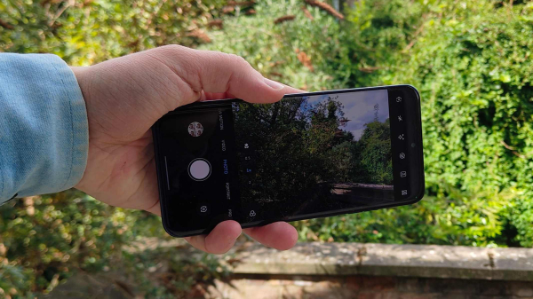 Обзор Motorola Edge 70 Fusion &mdash; iPhone 17e и Samsung Galaxy A57 ему уступают