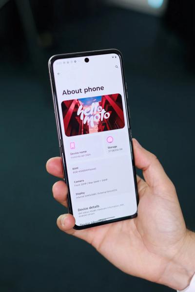 Обзор Motorola Razr 2026 — важный апгрейд базовой версии Обзор Motorola Razr 2026 — важный апгрейд базовой версии