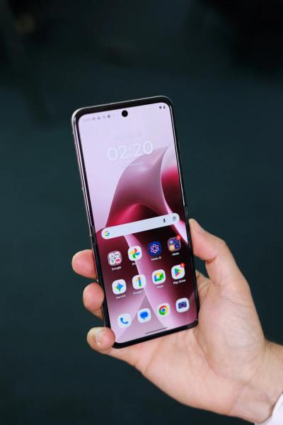 Обзор Motorola Razr 2026 — важный апгрейд базовой версии Обзор Motorola Razr 2026 — важный апгрейд базовой версии