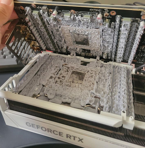 Термогель GIGABYTE растёкся по всей плате видеокарты GeForce RTX 5090 Термогель GIGABYTE растёкся по всей плате видеокарты GeForce RTX 5090