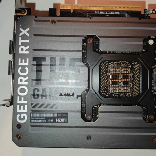 Задняя пластина GeForce RTX 5090 расплавила резиновую защиту райзера Задняя пластина GeForce RTX 5090 расплавила резиновую защиту райзера
