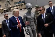 Трамп опубликовал свое фото рядом с пришельцем