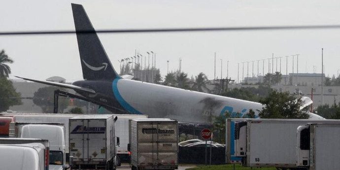 Грузовой Boeing Amazon Air выкатился на парковку в Майами: пятеро погибших