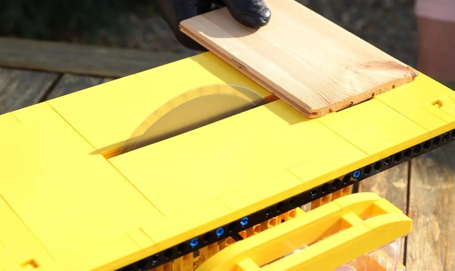 Пила из LEGO с воздушным приводом режет настоящую древесину — но есть нюанс
