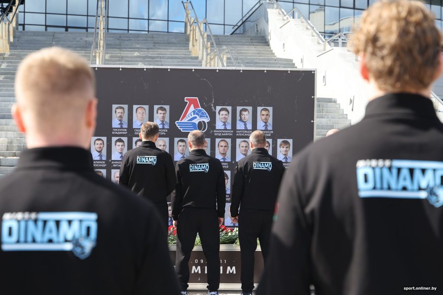 В Минске почтили память погибших 15 лет назад хоккеистов «Локомотива»