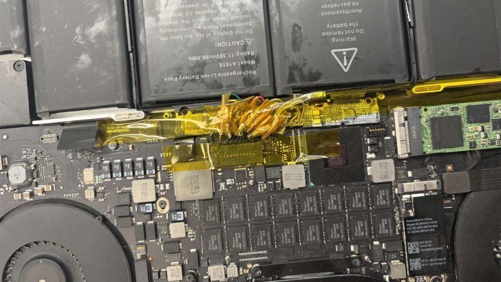 Владелец MacBook подключил несовместимый аккумулятор проводами — и рискует пожаром